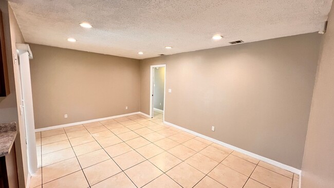 Building Photo - Beautiful 4 Bedroom 2 Bath Home!