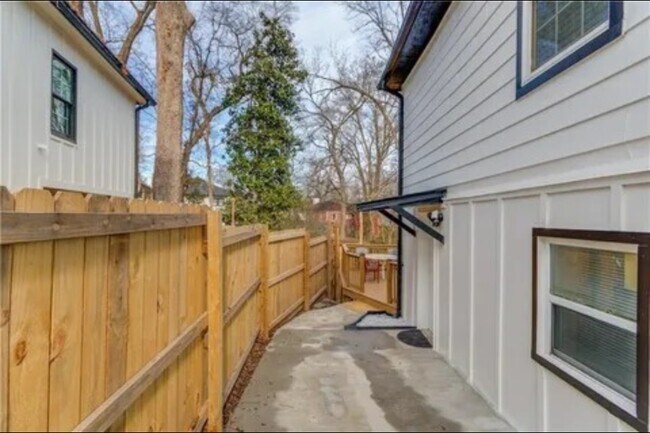 Building Photo - 1013 Ashby Ter NW