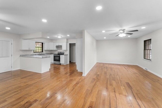 Building Photo - 983 Beverly Dr