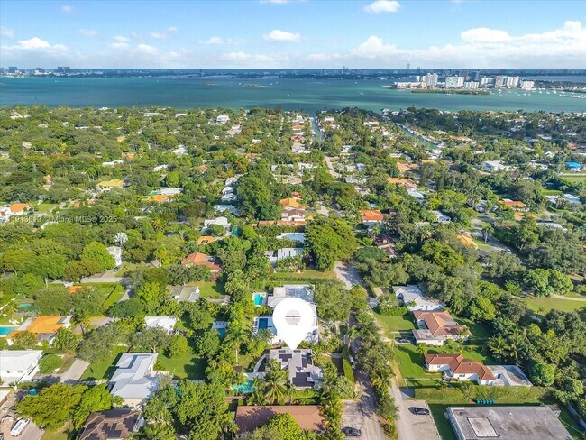 Building Photo - 863 NE 90th St