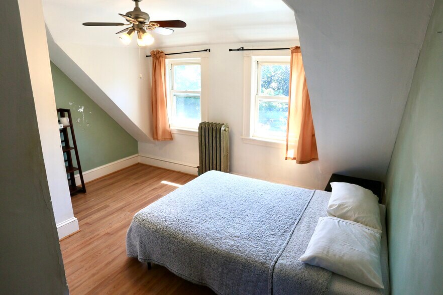 Building Photo - 124 Forest St