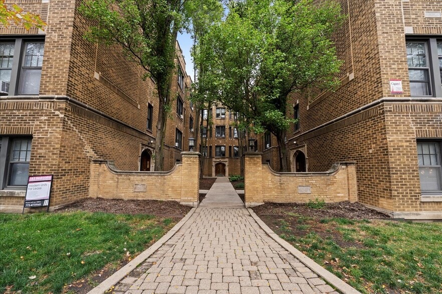 Building Photo - 2348 W Addison St