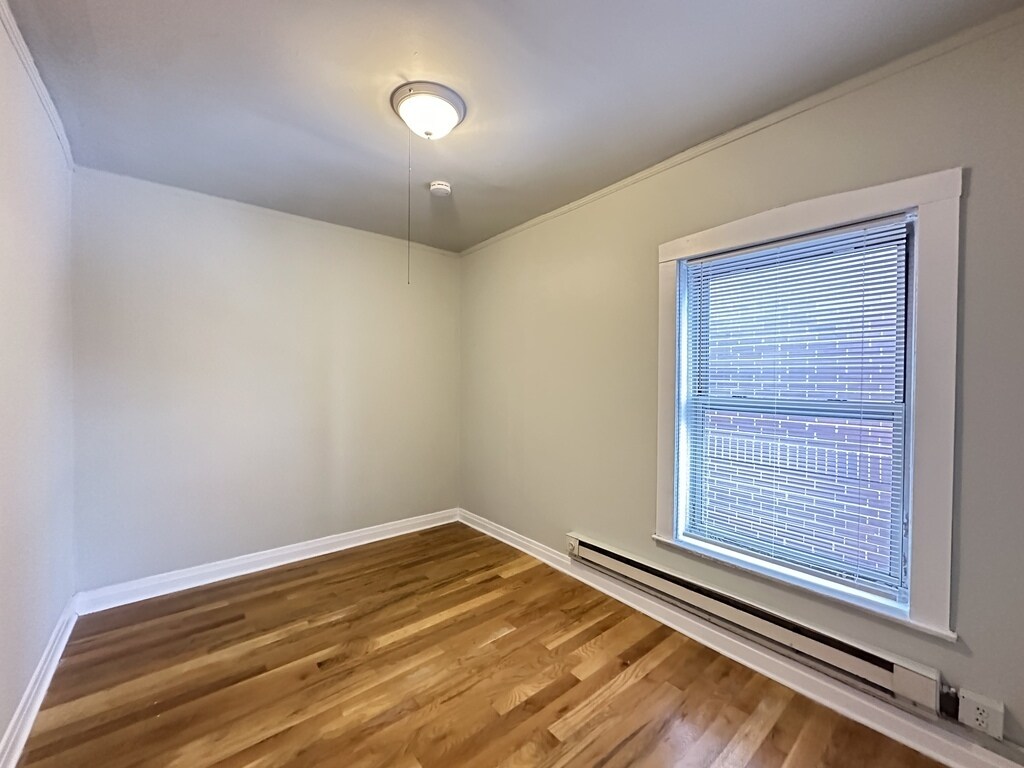 Building Photo - 634 W Barry Ave