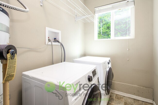 Building Photo - Spacious 4 Bedroom with Open Floor Plan and AC