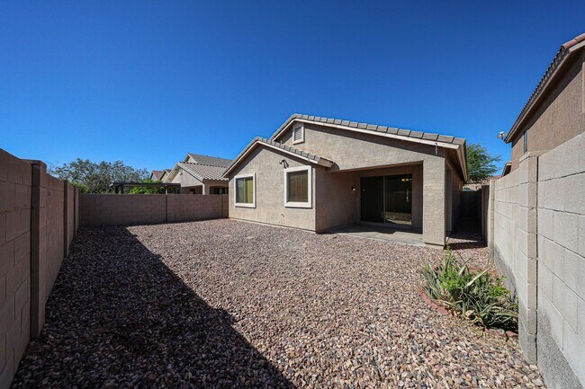 Building Photo - Charming 4 Bed 2 bath 2 Car Garage Home in...