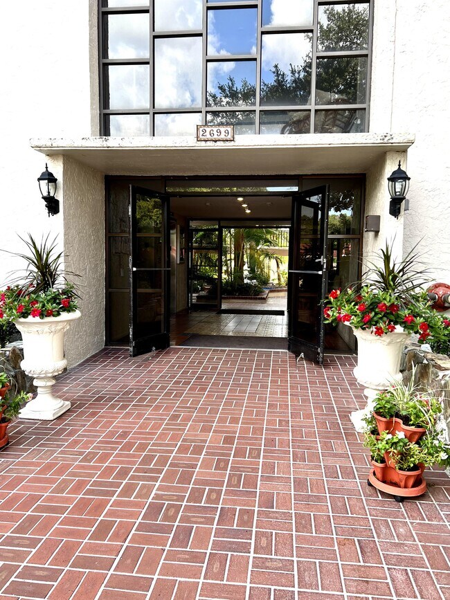 Building Photo - 2699 Seville Blvd