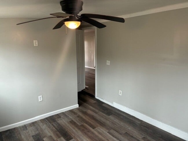 Building Photo - Rustic Country Home on 35 Acres in Bethpage, TN