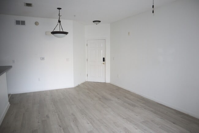 Building Photo - 8226 Green Parrot Rd