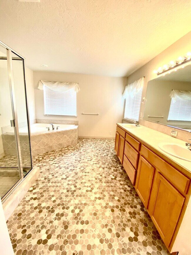 Building Photo - 3 Bed 2 Bath Single Level Home with 3 Car ...