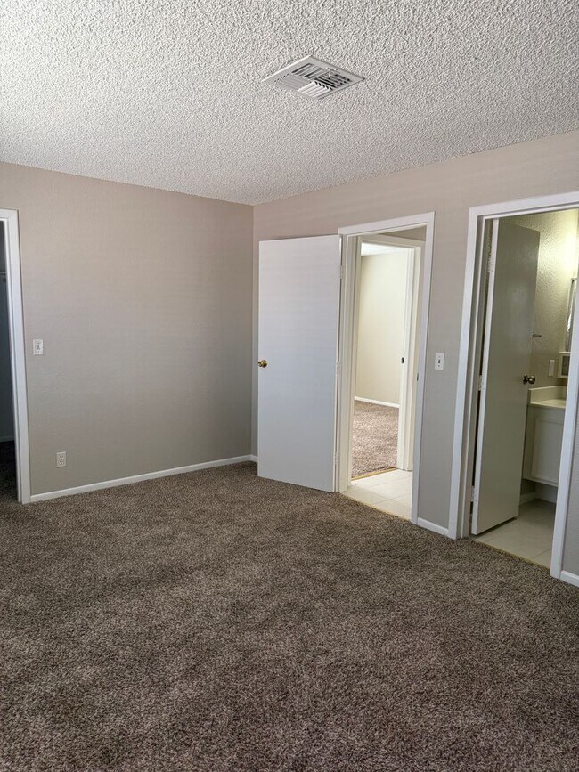 Building Photo - 3619 Villa Knolls E Dr