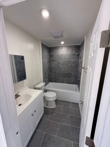 Building Photo - 10 Avon Rd