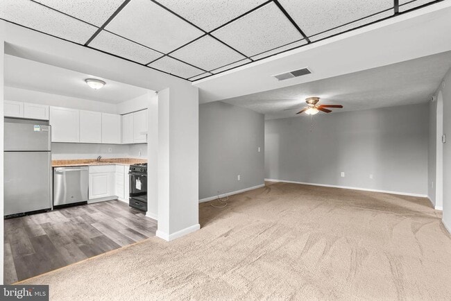 Building Photo - 9651 White Acre Rd
