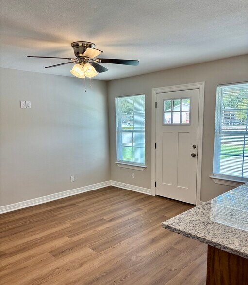 living room - 402 Lake Lamond Rd