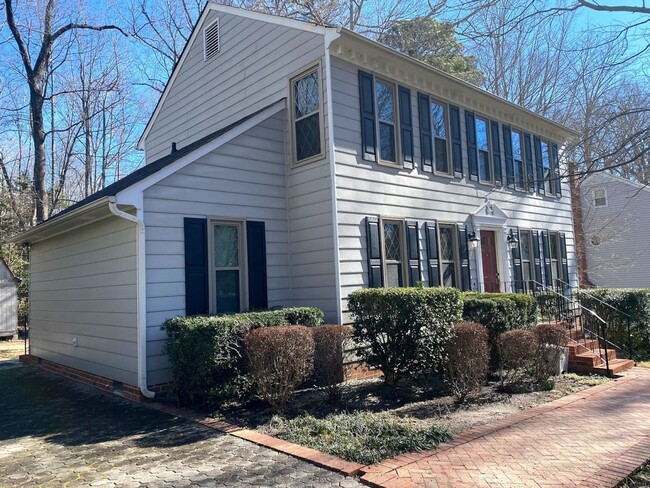 Building Photo - 3 Bedrooms, 2.5  Bath Immaculate Colonial ...