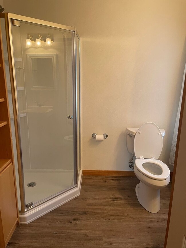 Building Photo - Large Three Bedroom on the North Side of D...