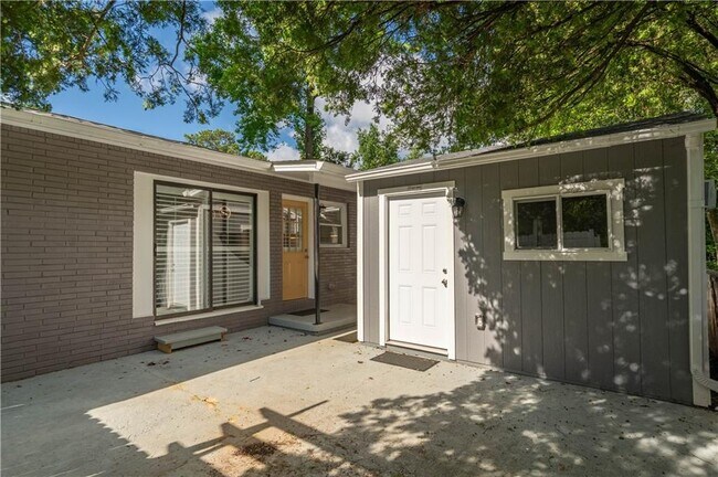 Building Photo - 3860 Carlton Dr