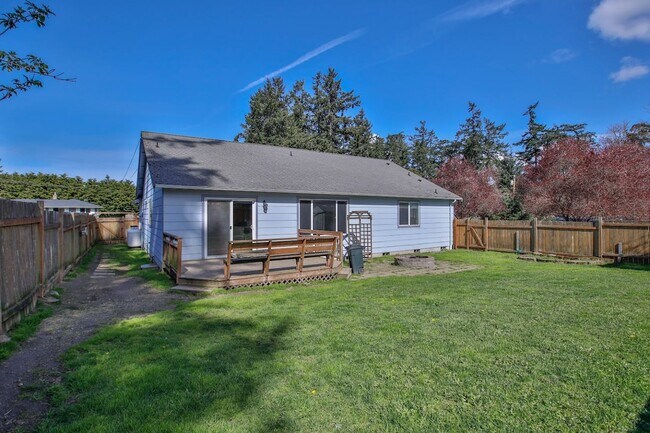 Building Photo - Lovely Home located in Oak Harbor and Ready for a New Tenant!
