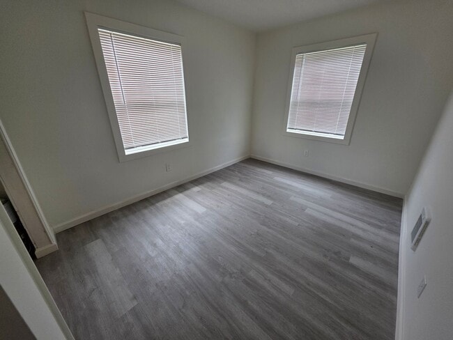 Building Photo - 2 bed 1 bath home close to town.