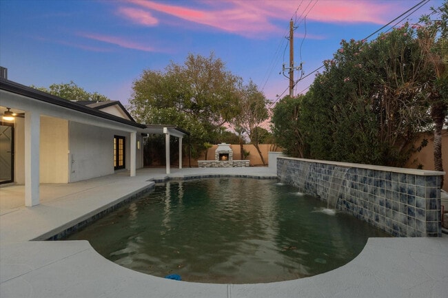 Building Photo - 8525 E Clarendon Ave