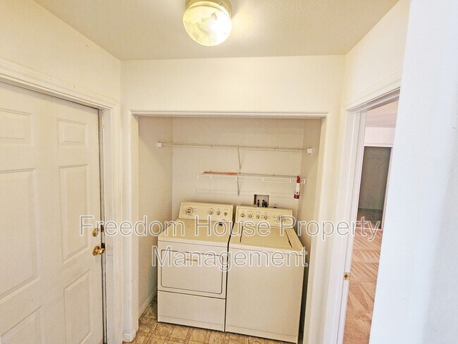Building Photo - 380 Round Up Ct