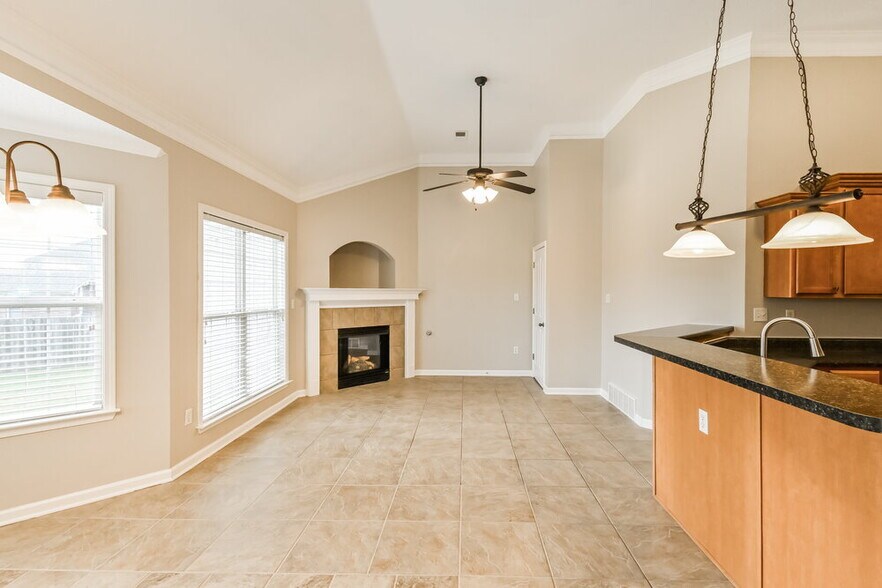 Building Photo - 4199 Sidlehill Dr