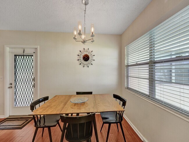 Building Photo - Beautiful fully furnished 2 bedroom 1.5 bath.
