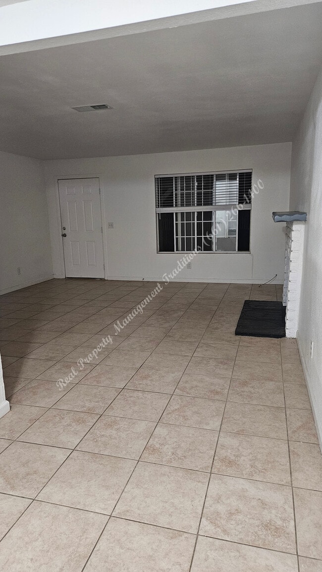 Building Photo - *** Please call us @ 661-266-1400 for information on availability, showings and applications proc...