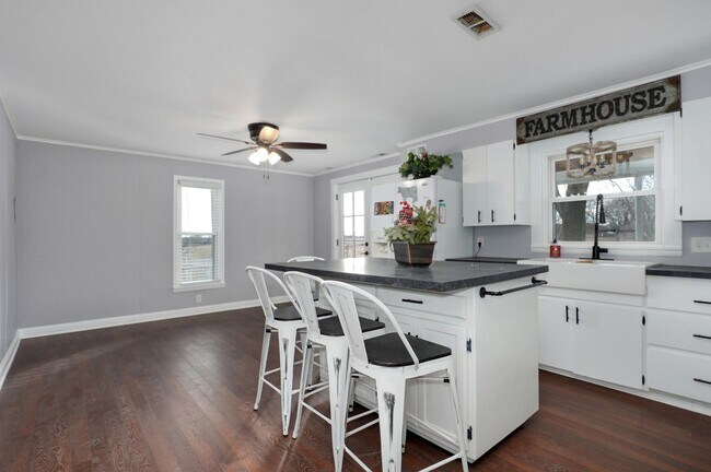 Building Photo - Charming Country Home — 4 Bed | 1 Bath | 1,500 Sq Ft