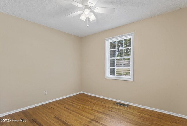 Building Photo - 404 Dogwood Ln