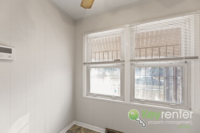 Building Photo - Clean and cute 3 bedroom house near shopping, restaurants, and easy highway access!