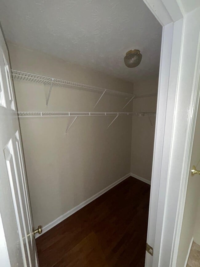Building Photo - 3503 Lakeside Ct