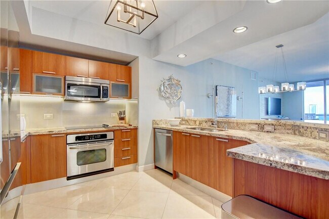 Building Photo - 2640 Lake Shore Dr