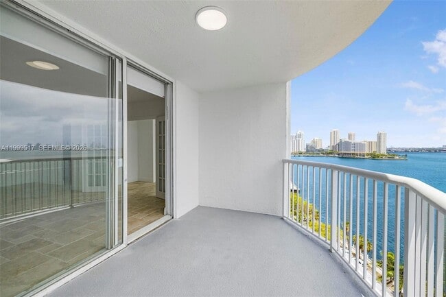 Building Photo - 1420 Brickell Bay Dr