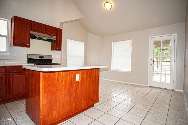 Building Photo - 13944 Roslyn Dr