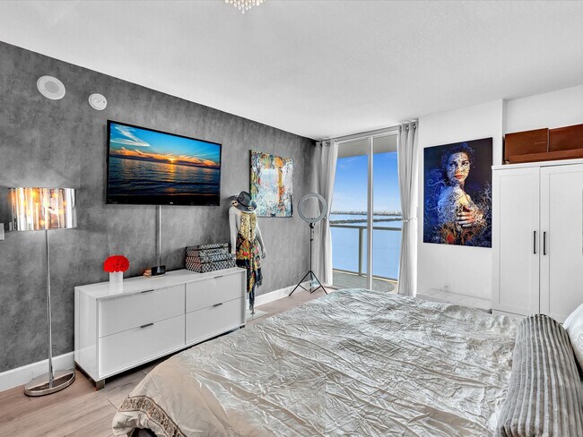 Building Photo - 665 NE 25th St