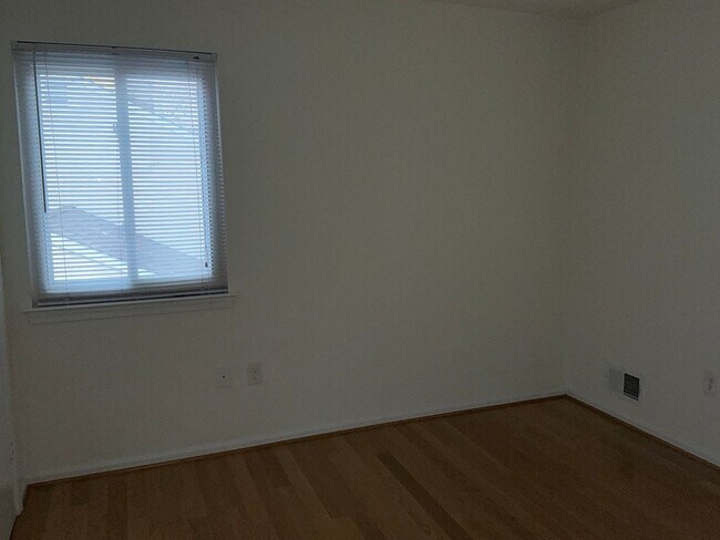 Building Photo - Very well maintained 4BR 2.5BA Colonial mo...