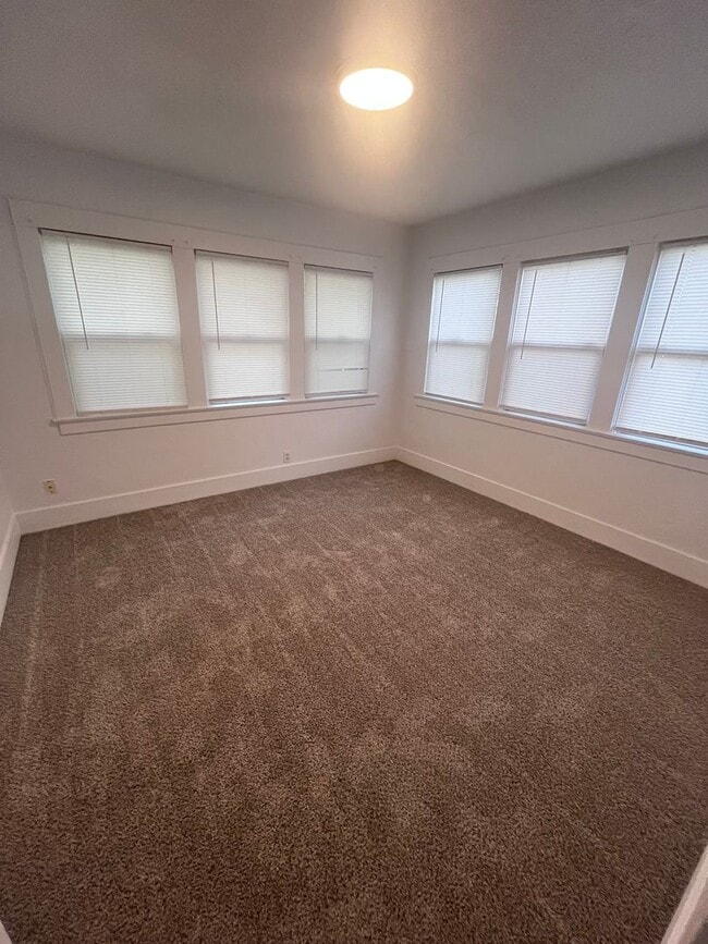 Building Photo - ADORABLE 2 BEDROOM HOME!!