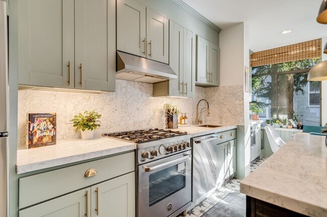 Building Photo - Cole Valley/Ashbury Heights: Remodeled Fla...