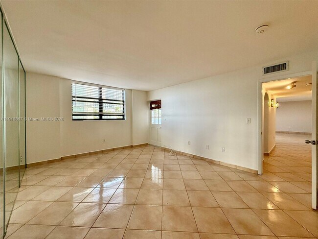 Building Photo - 555 NE 30th St