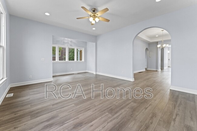 Building Photo - 920 N College Ave