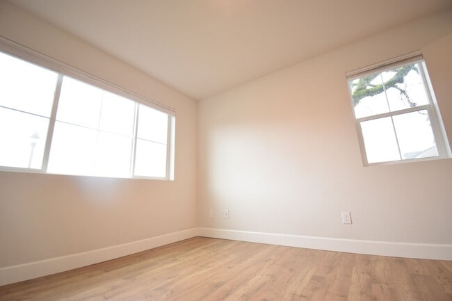 Building Photo - Beautiful 4 Bedroom 3.5 BA Home! Mother in Law Suite, Attached Garage & Top floor Bonus Room!