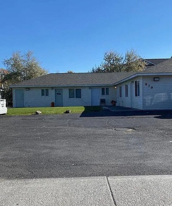 Building Photo - 839 S Division St