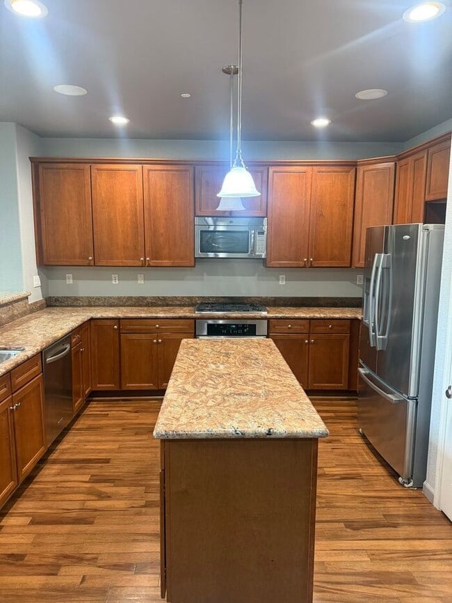 Building Photo - Beautiful 3 Bedrooms 2.5 Bath