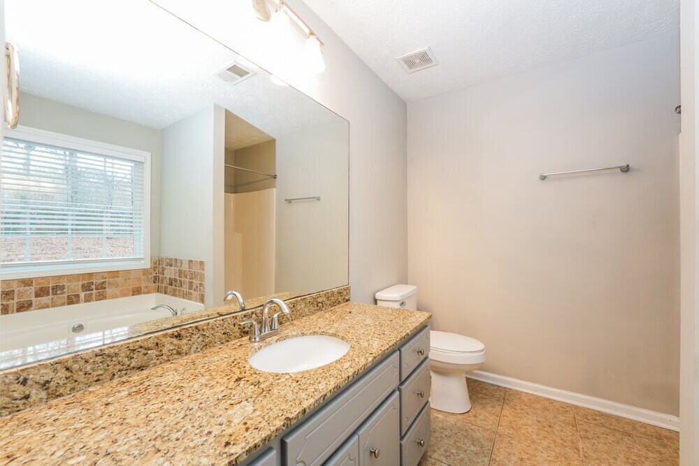 Building Photo - 509 Sarah's Ln