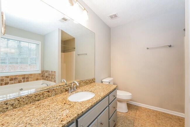 Building Photo - 509 Sarah's Ln