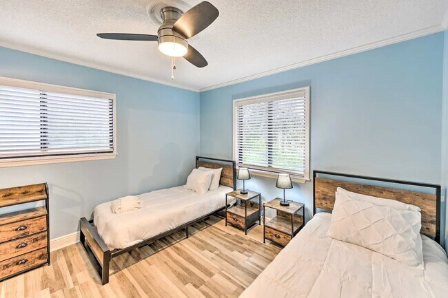Building Photo - Charming 2 Bed/2 Bath Condo in Hilton Head...
