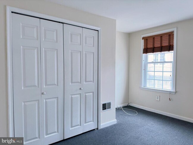 Building Photo - 1525 Montrose St