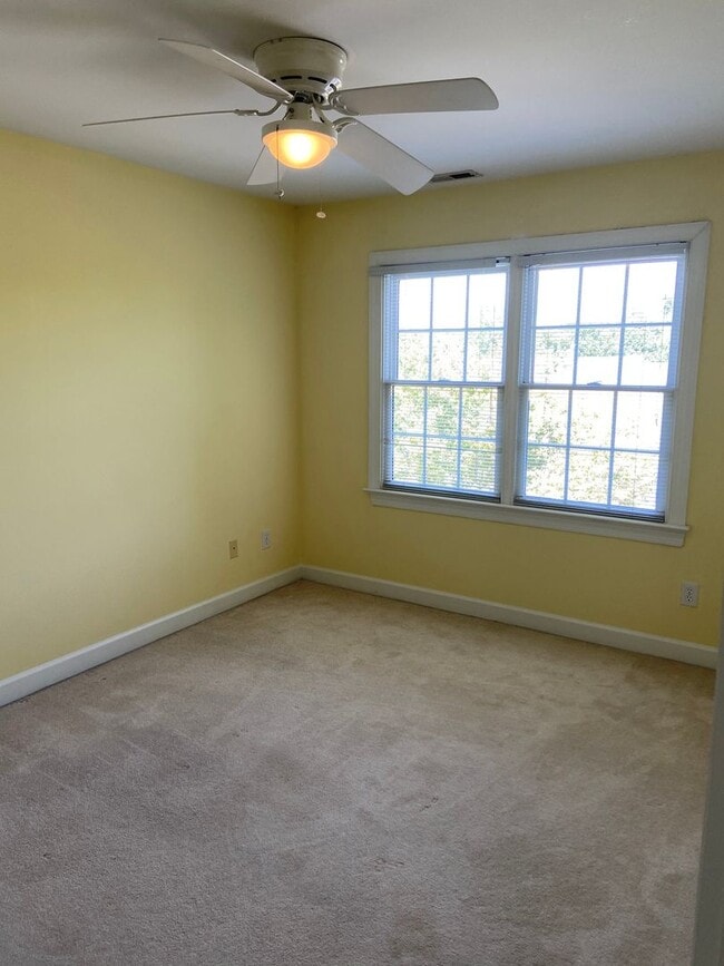 Building Photo - Gorgeous 4BR/3.5BA Townhouse in Desirable ...