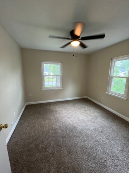 Building Photo - 4023 Valley View Dr