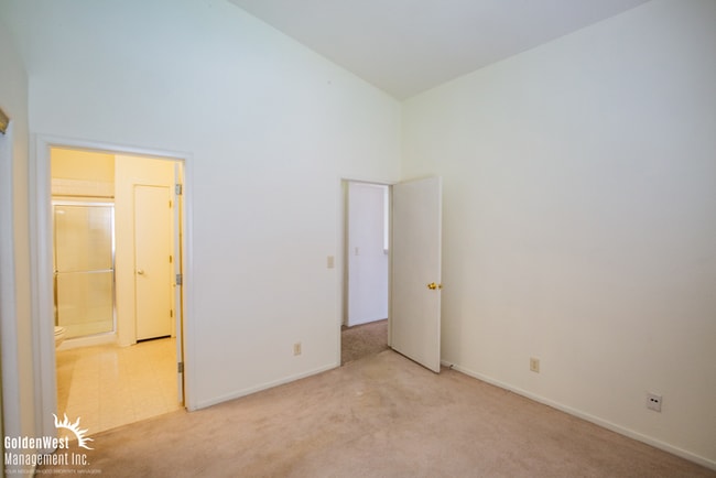 Building Photo - Bright and Spacious 2Bdm 2Ba in Gated Comm...